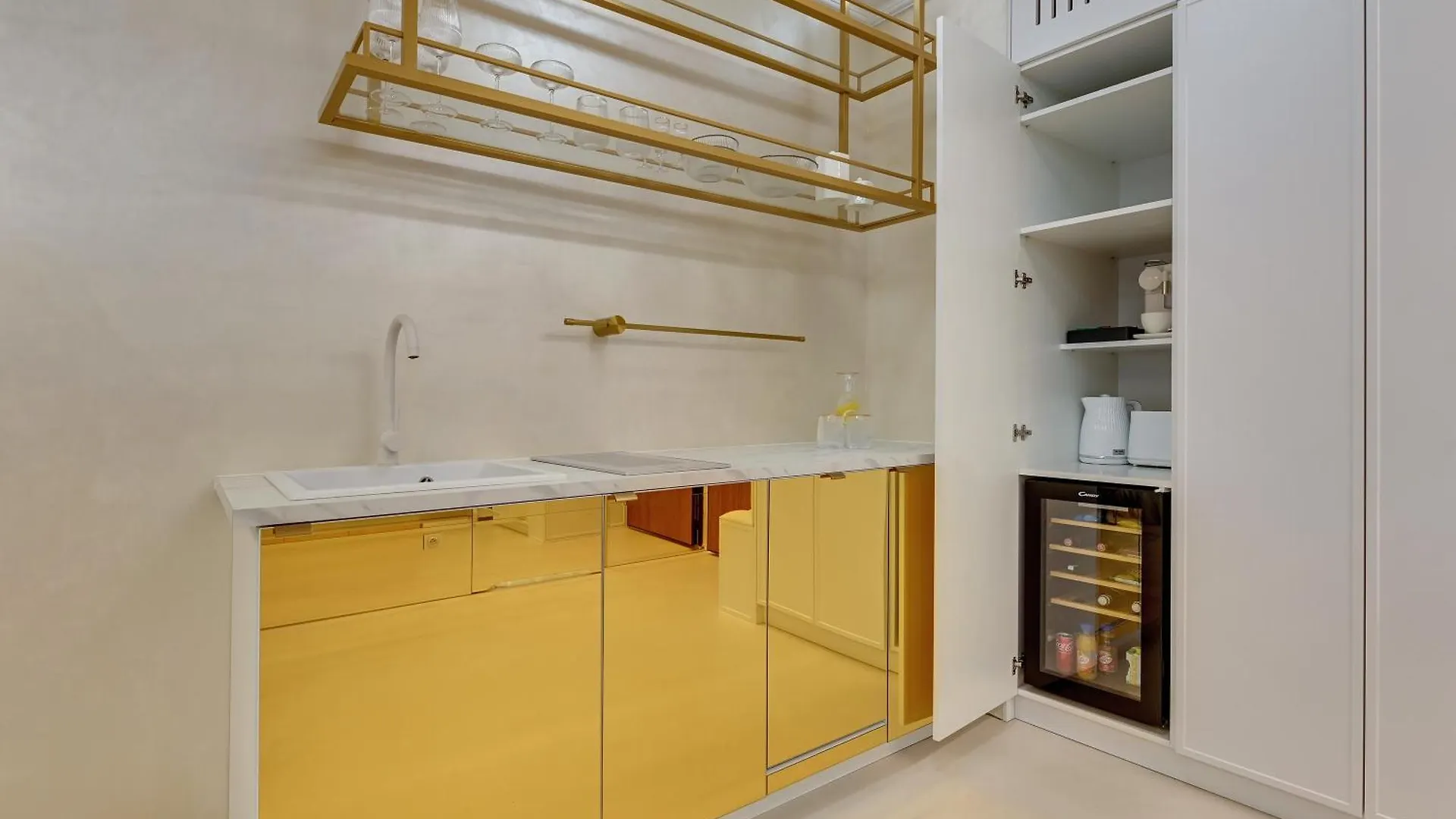 Jacuzzi Mirror Suite By Downtown Apartments 格但斯克