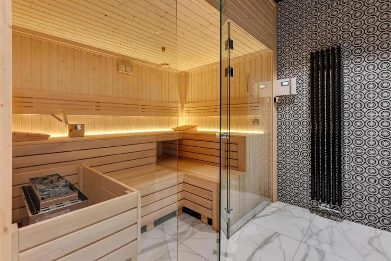 Jacuzzi Mirror Suite By Downtown Apartments 格但斯克 0*,  波兰