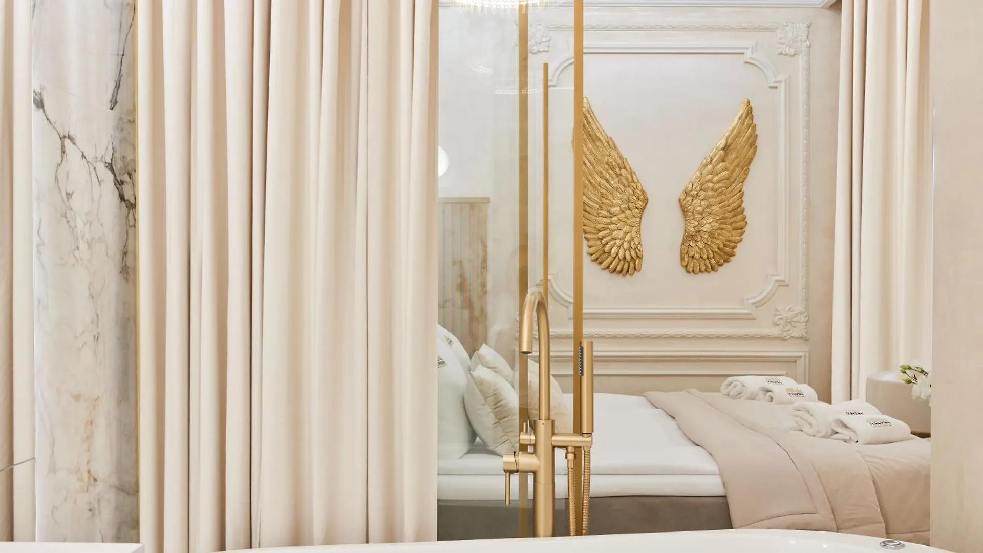 Jacuzzi Mirror Suite By Downtown Apartments 格但斯克