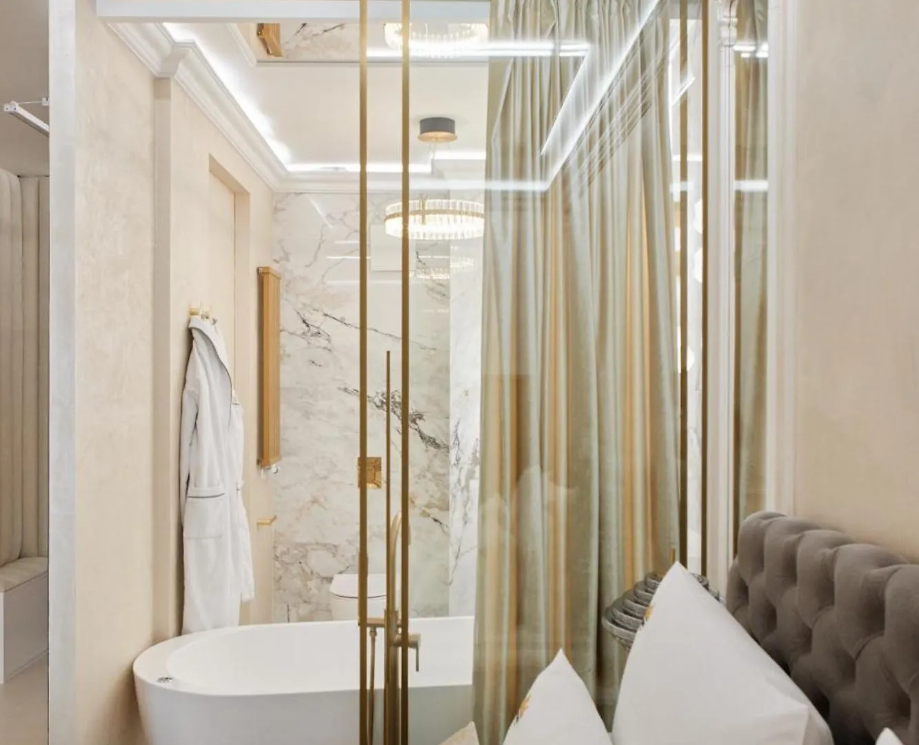 Jacuzzi Mirror Suite By Downtown Apartments 格但斯克